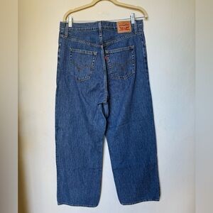 Levi size 31 wide leg high waist jeans. 90s. Y2K. Baggy.